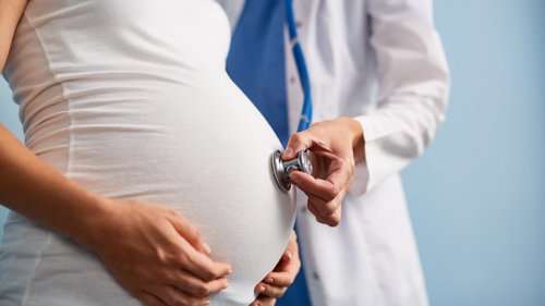 Transmissão de coronavírus de grávidas para os filhos é possível, ainda que  rara, diz estudo – Observador