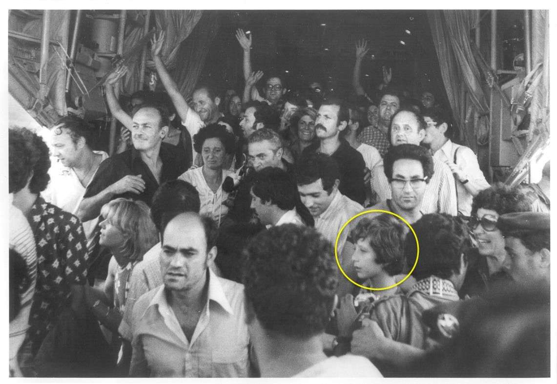 Foto a saírem do avião com Benny Davidson em destaque (Entebbe)