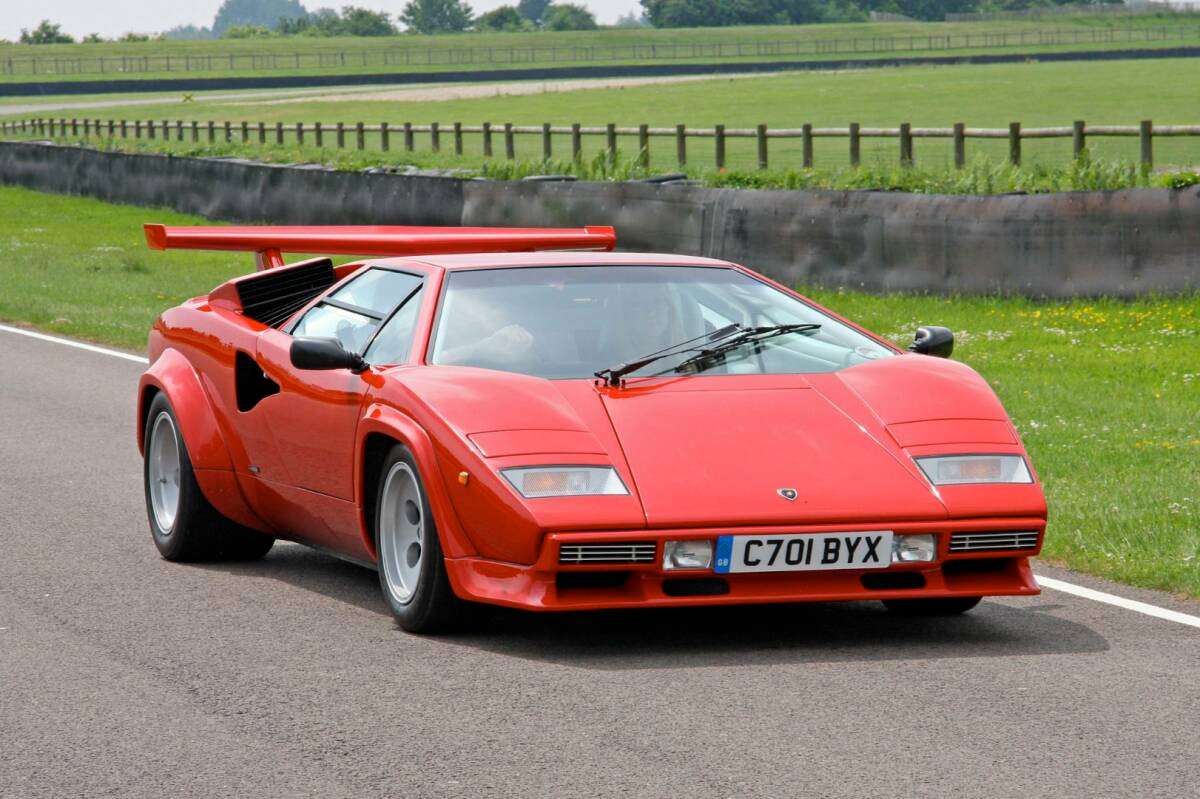Quer um Countach dos novos? Corra que só há 112 – Observador