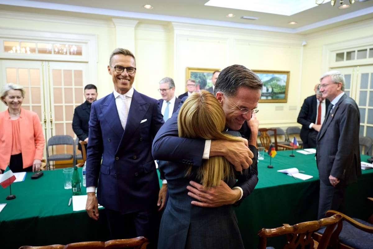 Mark Rutte, secretário-geral da NATO, abraça Giorgia Meloni, primeira-ministra de Itália, durante a visita de Zelensky à Casa Branca. 18 de agosto de 2025
