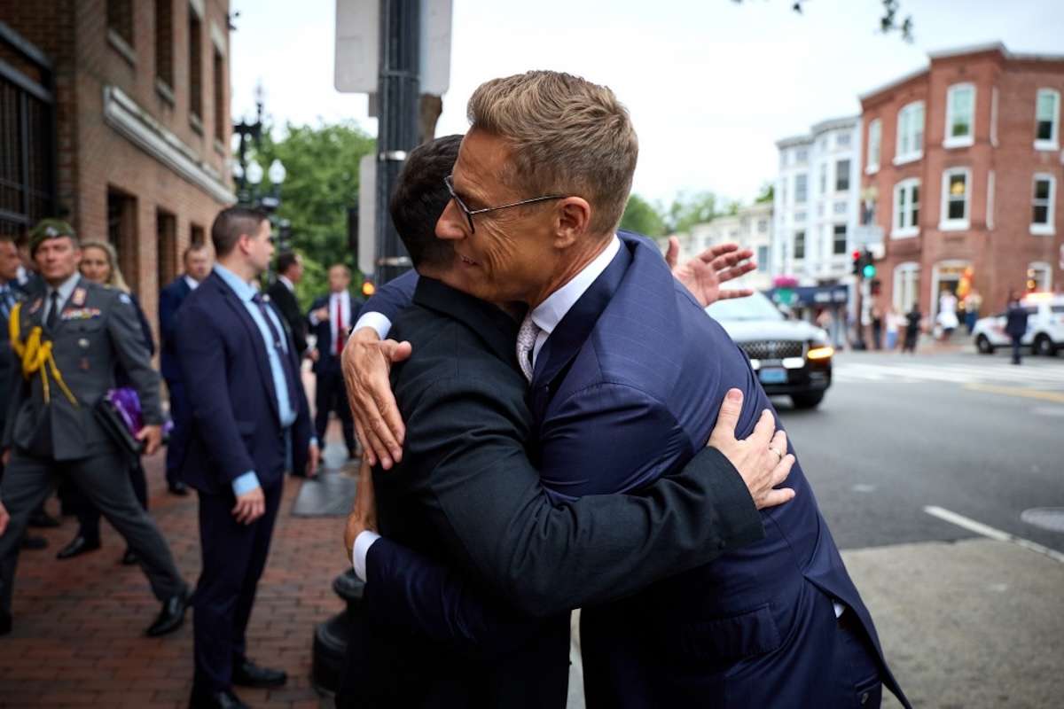 Alexander Stubb, Presidente da Finlândia, abraça Zelensky durante a visita à Casa Branca, a 18 de agosto de 2025
