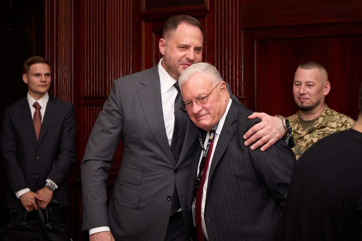 Andrii Yermak, com chefe do Gabinete do Presidente da Ucrânia, abraça Keith Kellogg, um tenente-general reformado do Exército dos EUA. 18 de agosto de 2025