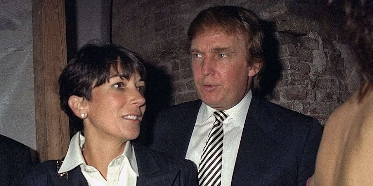 Ghislaine Maxwell (à esquerda) e Donald Trump (à direita) numa festa nos anos 90