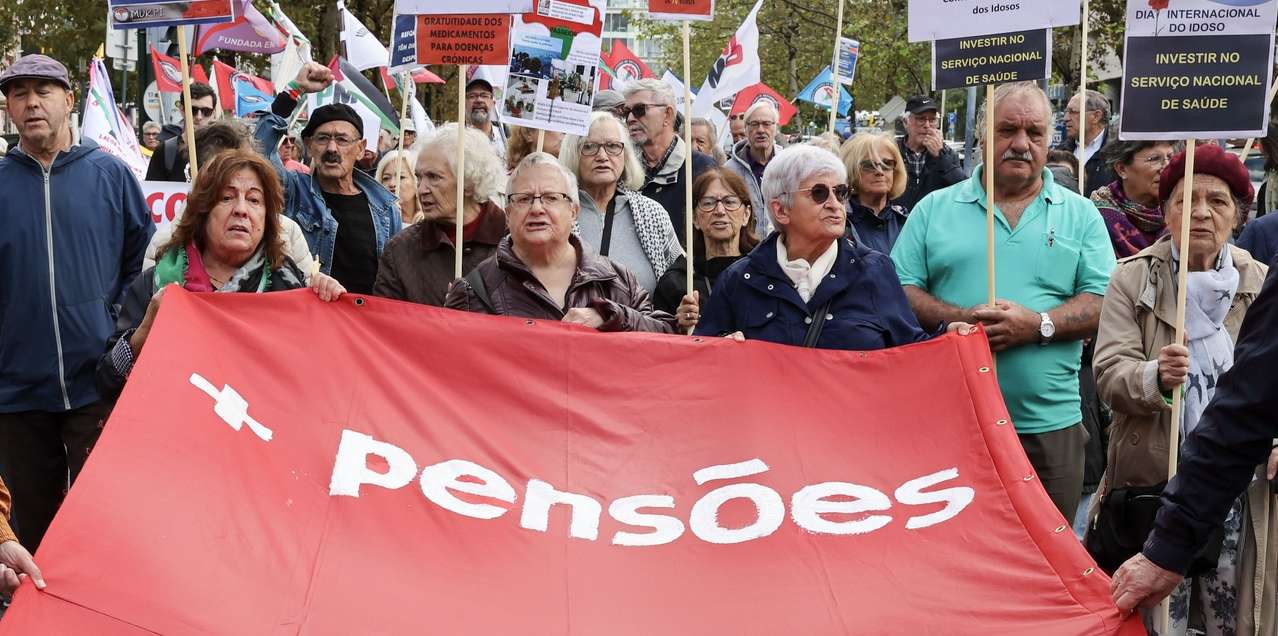 Manifestantes participam na Jornada Nacional de Reformados, Pensionistas e Idosos, organizada pela Confederação Nacional de Reformados, Pensionistas e Idosos – MURPI, para exigir a necessária reposição do poder de compra das pensões e um travão ao aumento do custo de vida, em Lisboa, 27 de outubro de 2023. JOÃO RELVAS/LUSA