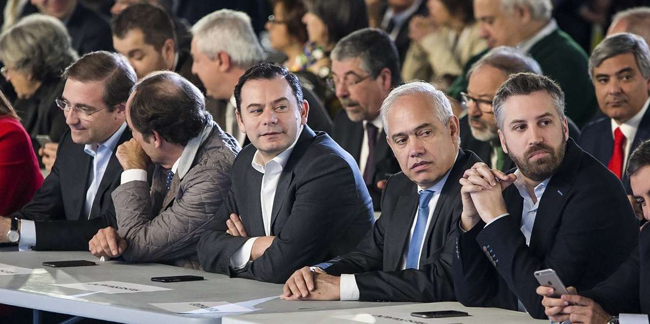 Luís Montenegro, ao centro, em março de 2016, no último dia do Congresso do CDS que marcou a despedida de Paulo Portas. A fotografia foi tirada em Aveiro, distrito onde meses antes Montenegro bateu Pedro Nuno (com 48,14% contra 27,91%)