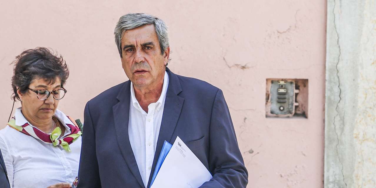 O presidente do Sindicato Independente dos Médicos (SIM), Jorge Roque da Cunha (D), entrega uma carta aberta dirigida ao Presidente da República, Marcelo Rebelo de Sousa, apelando a que possa exercer a sua magistratura de influência, no Palácio de Belém, em Lisboa 07 de agosto de 2023. JOSÉ SENA GOULÃO/LUSA