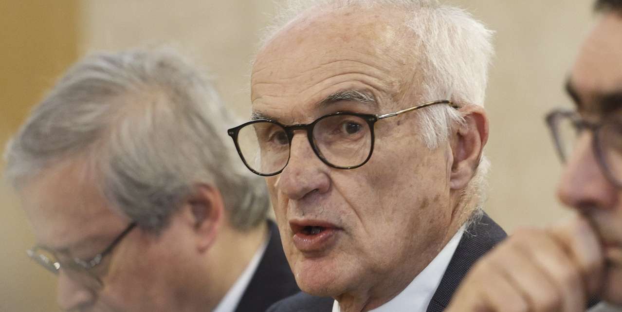 O presidente do Conselho Geral Independente da Rádio e Televisão de Portugal (RTP), Alberto Arons de Carvalho (C), ladeado pelo presidente da Comissão de Cultura, Comunicação, Juventude e Desporto, Paulo Cavaleiro (D), intervém durante a sua audição na Assembleia da República, em Lisboa, 06 de janeiro de 2026. ANTÓNIO PEDRO SANTOS/LUSA