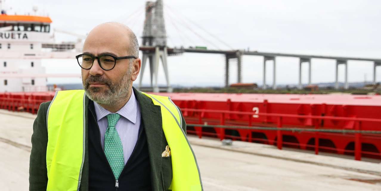 O ministro das Infraestruturas e Habitação, Miguel Pinto Luz (D), conversa com o presidente do Conselho de Administração do Porto da Figueira da Foz, Eduardo Feio (E), durante a visita ao porto, no âmbito da cerimónia de assinatura do Auto de Consignação da Obra de Melhoria das Acessibilidades Marítimas e Infraestruturas do Porto da Figueira da Foz, na Figueira da Foz, 24 de janeiro de 2025. PAULO CUNHA/LUSA