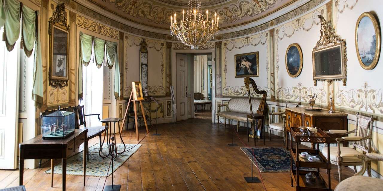 A FRESS nasceu em 1953 com o objetivo de divulgar as artes e ofícios decorativos portugueses  e de transmitir às futuras gerações o "saber-fazer"
