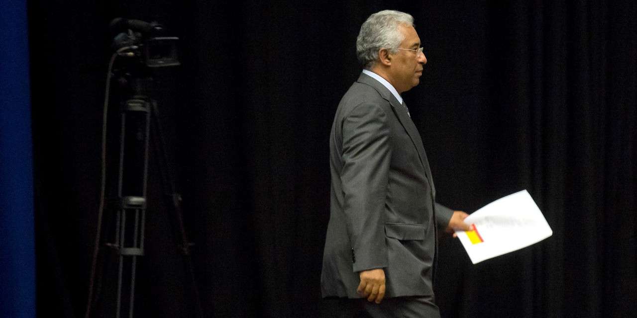 "De joelhos, não me ponho", garantiu Costa depois de ver o seu Orçamento para 2010 ser chumbado na Assembleia Municipal
