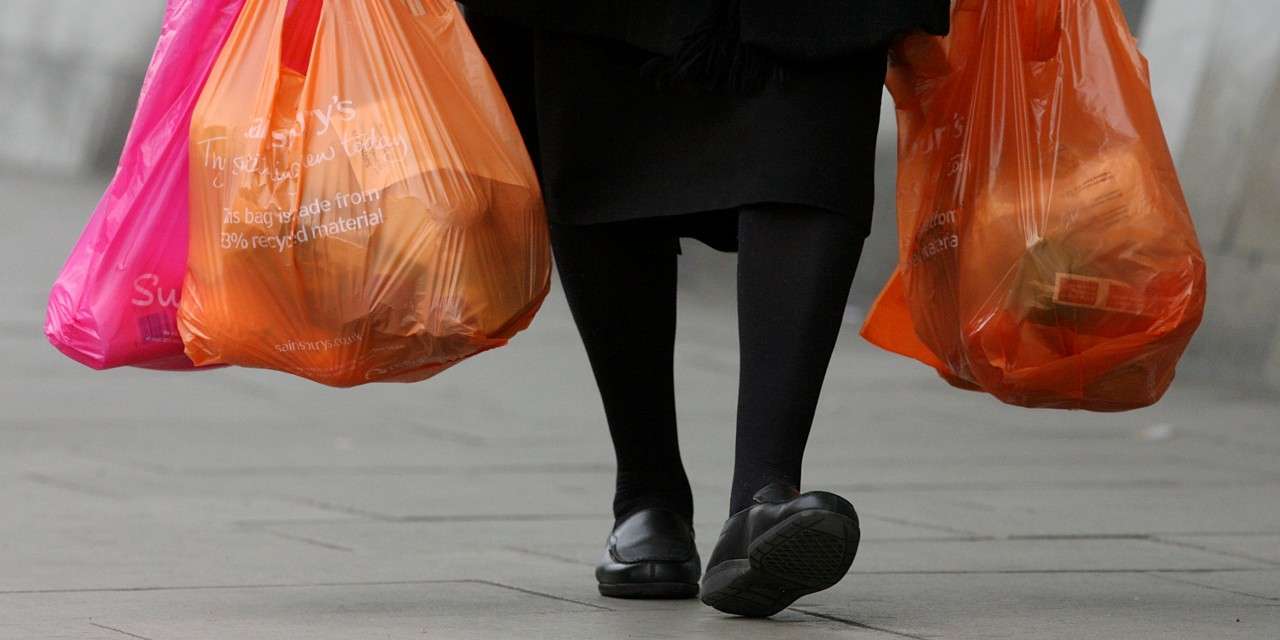 Domingo acabam-se os sacos de compras grátis