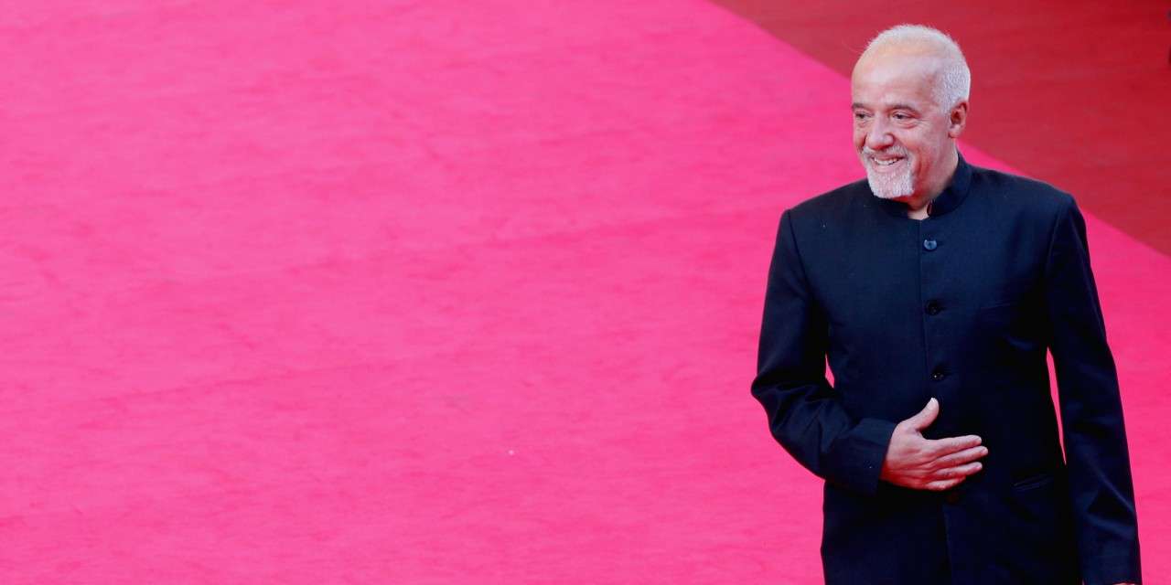Paulo Coelho parece ser uma inspiração para os escritores portugueses: não é ele quem escolhe os livros, são os livros que o escolhem a ele