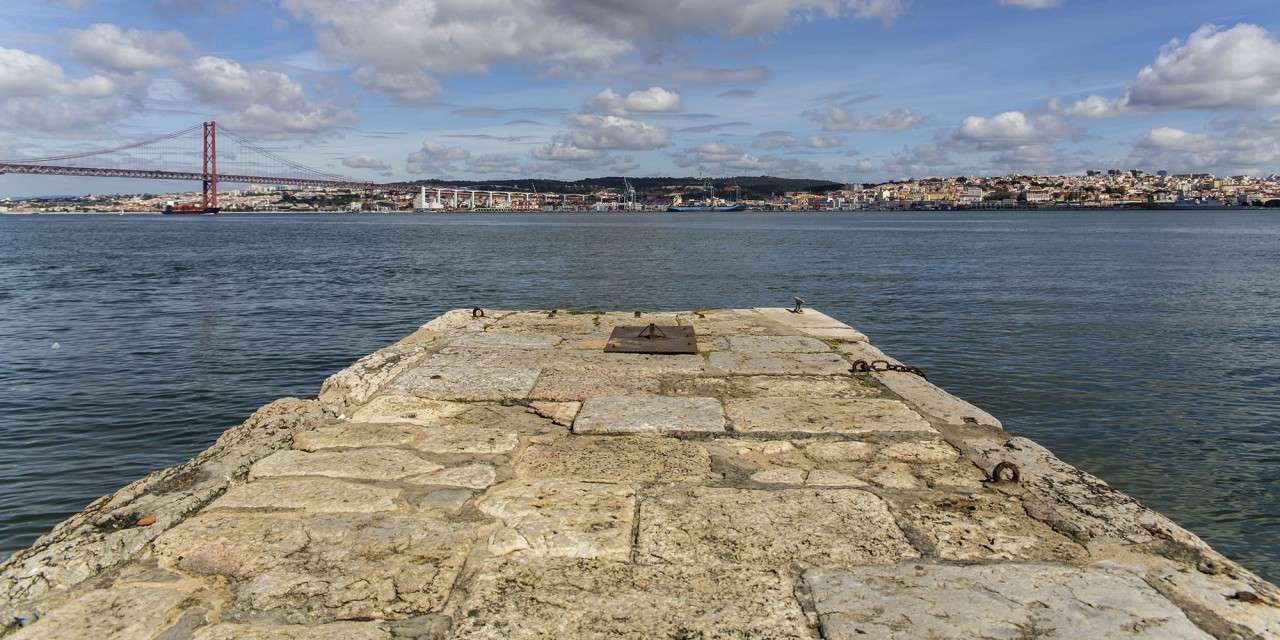 O Cais do Ginjal viveu a sua época áurea quando todo o trânsito se realizava por via fluvial