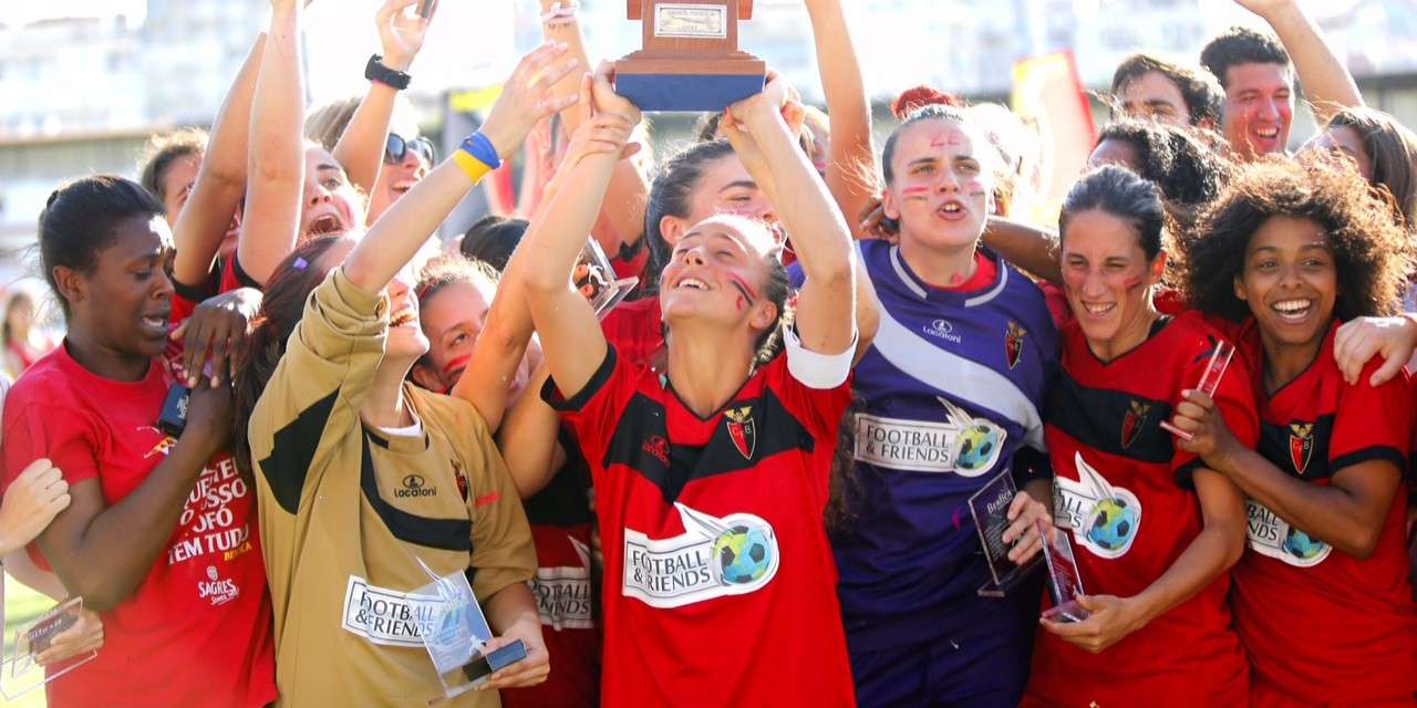 As futebolistas do “Fófó” são totalmente amadoras. Mas o primeiro título nacional feminino do clube não foi fruto do acaso. O sucesso de hoje começou a ser planeado há três anos, com a subida à primeira divisão.