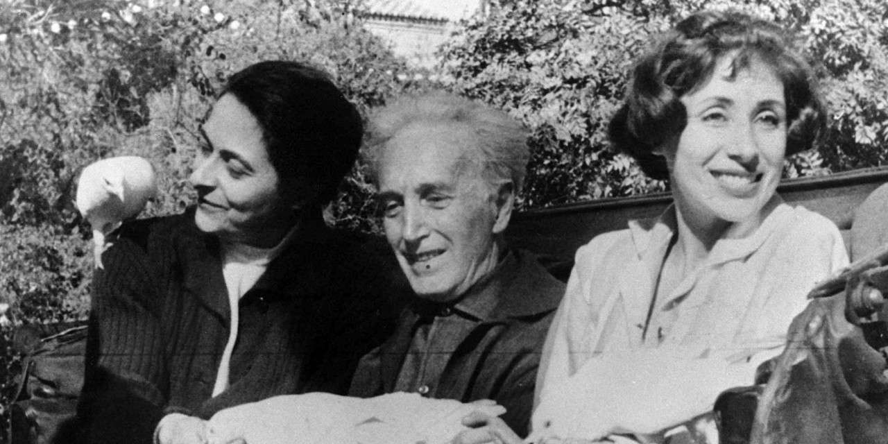 Isabel da Nóbrega (à direita) com os pintores Arpad Szènes e Vieira da Silva