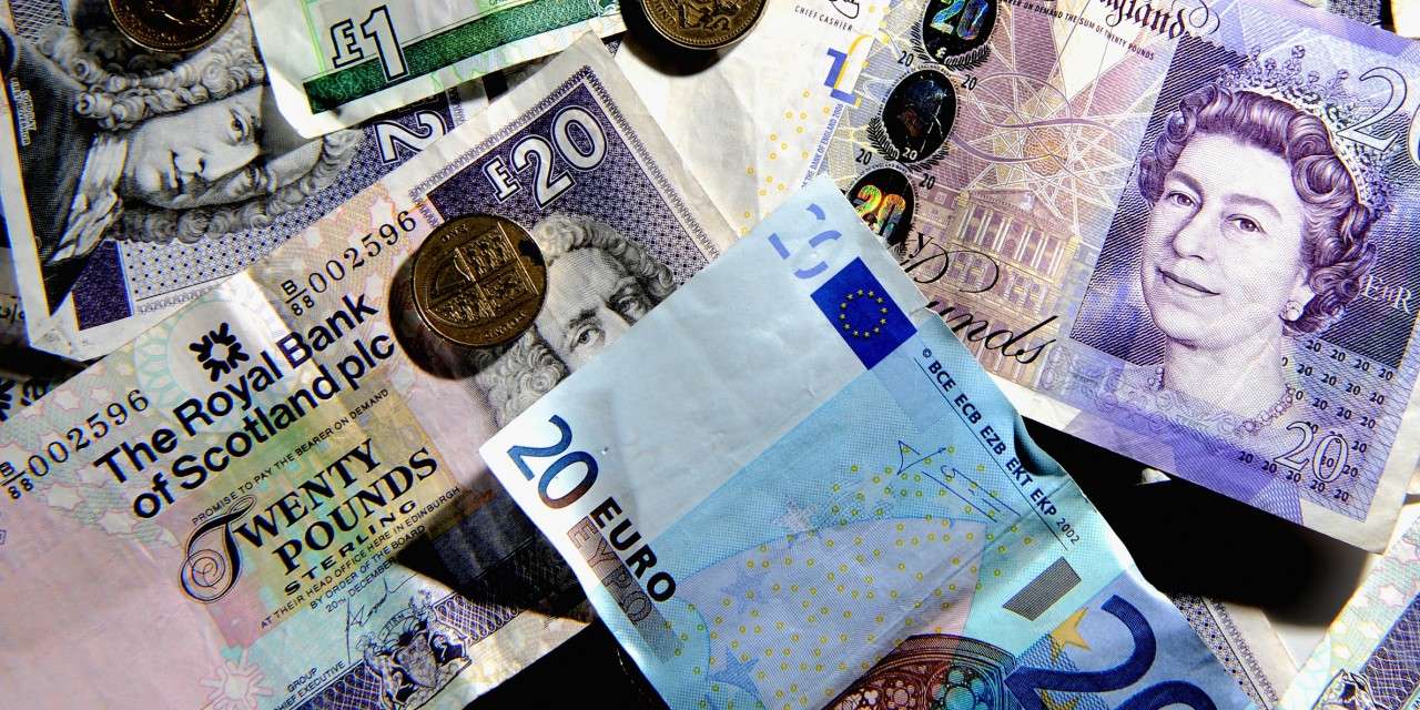 Ainda hoje as moedas e notas de banco são uma rara forma de dinheiro