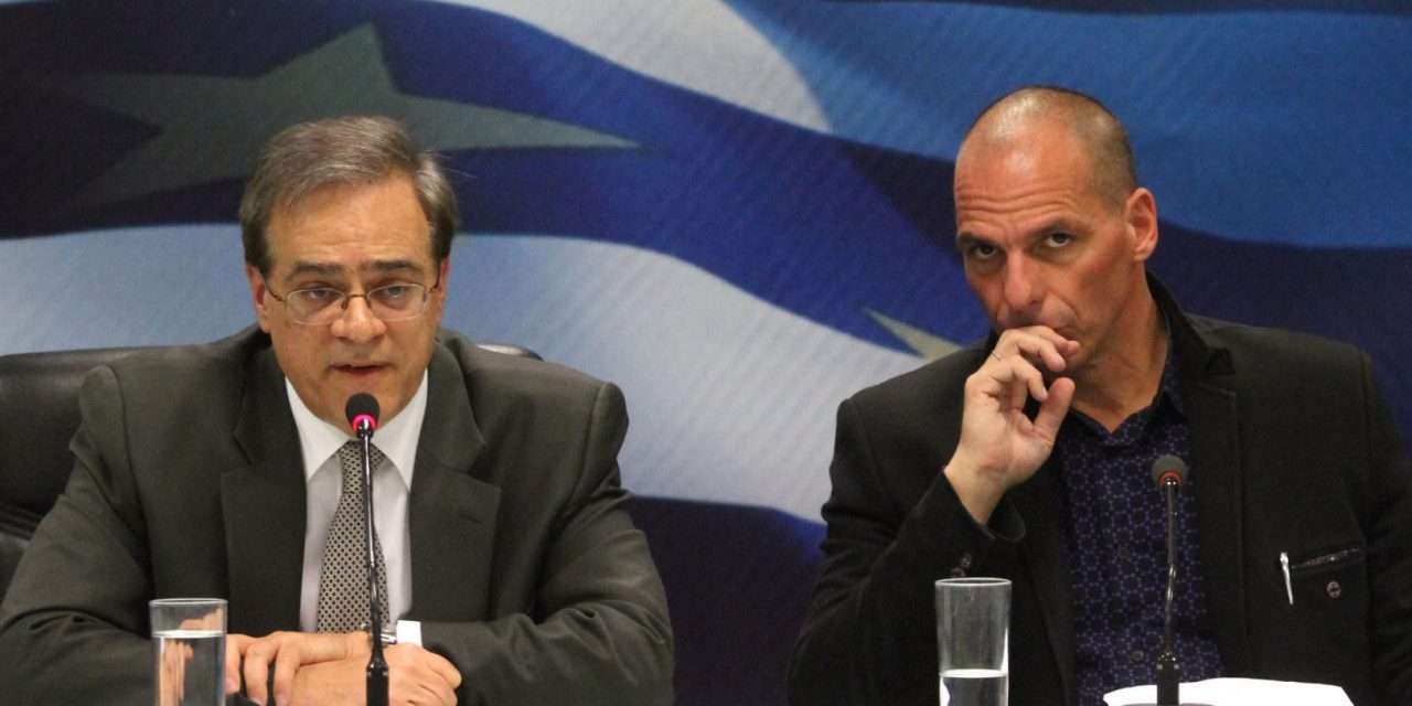 Gikas Hardouvelis na cerimónia de passagem de pasta (das Finanças) a Yanis Varoufakis, no início de 2015.