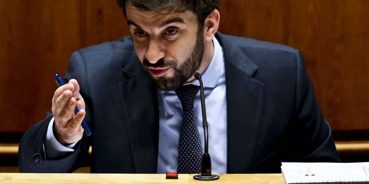 Tiago Brandão Rodrigues discute o orçamento da Educação esta terça-feira no Parlamento