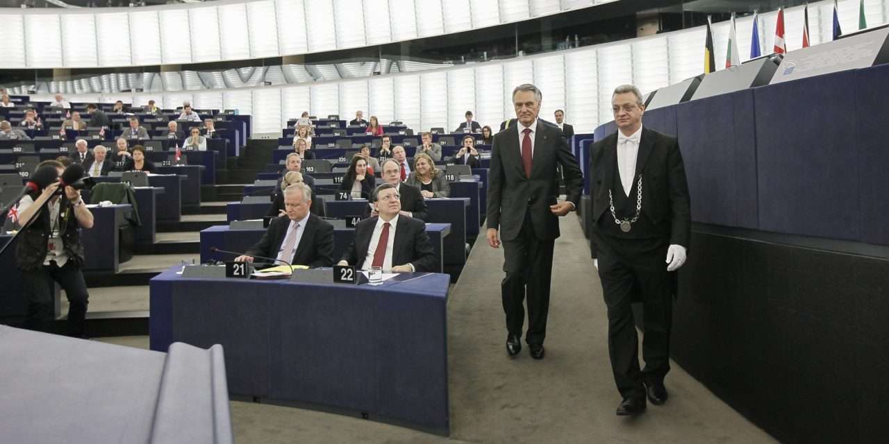 Carlos Cordeiro, à direita na foto, é um dos mais antigos "huissiers" do Parlamento Europeu