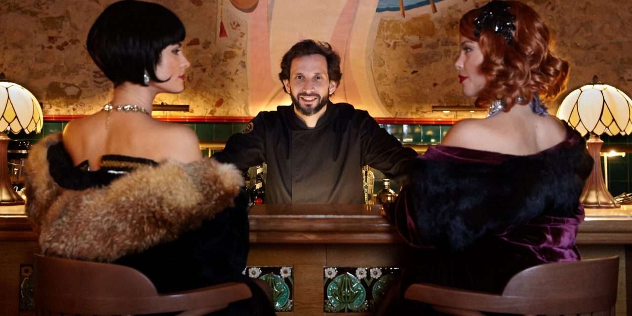 O chefe José Avillez acompanhado de duas das artistas que fazem parte do espectáculo servido à refeição no seu novo Beco - Cabaret Gourmet.