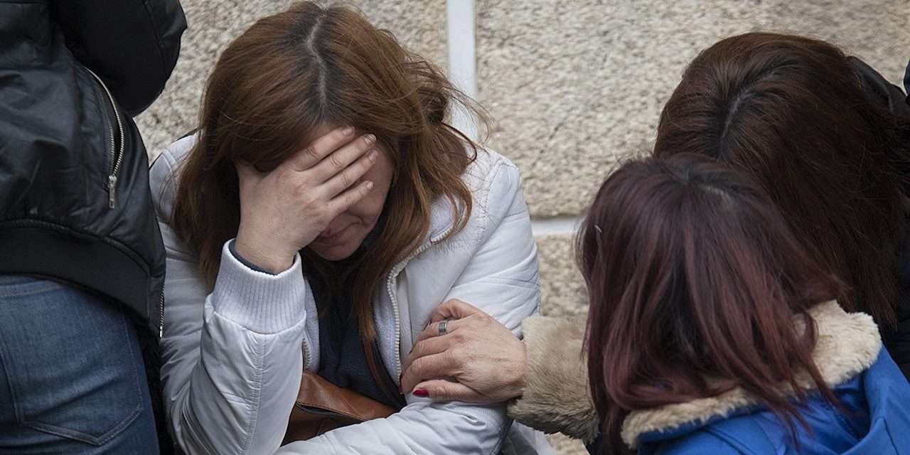 Esta mulher perdeu os pais esta manhã, ambos assassinados por Adelino Briote