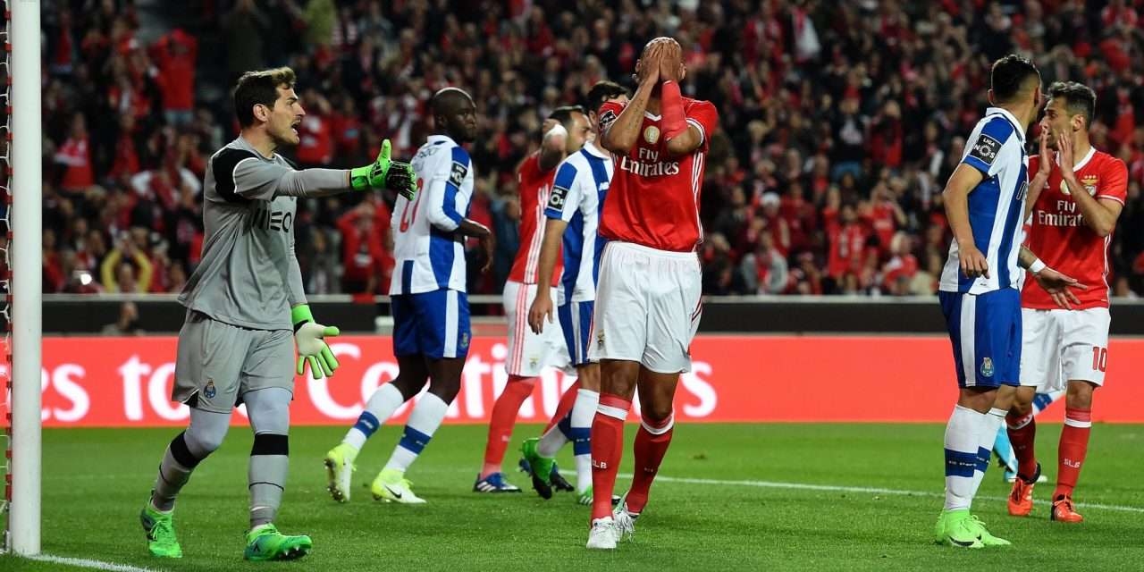 Coño, joder. Casillas alerta defesa e Luisão lamenta o cabeceamento por cima, ainda com 1-0 para o Benfica