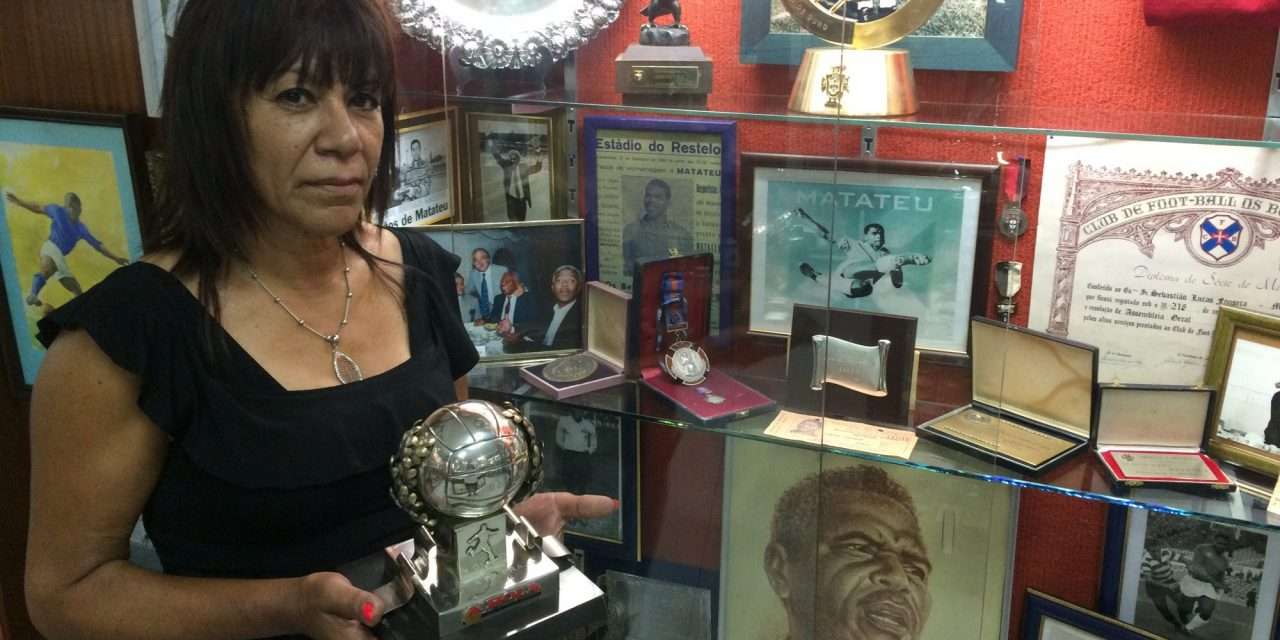 Argentina Matateu, 62 anos de idade, carrega a Bola de Prata ganha pelo seu pai em 1955