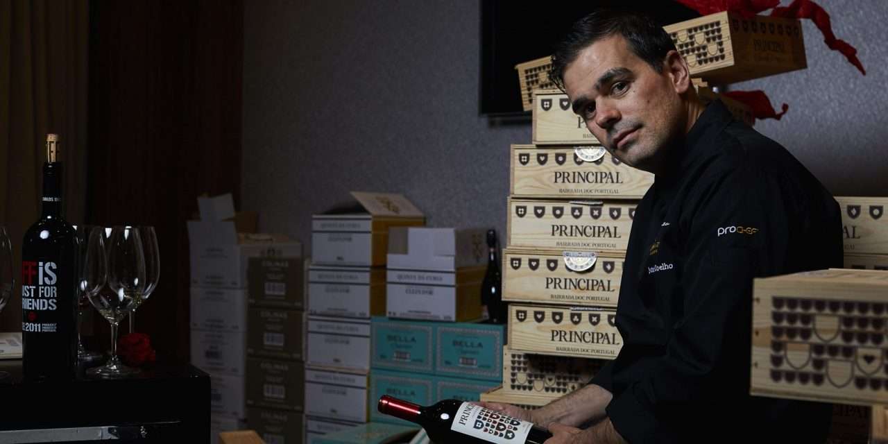 António Coelho no Conrad Algarve, rodeado daquilo que o faz feliz: vinho