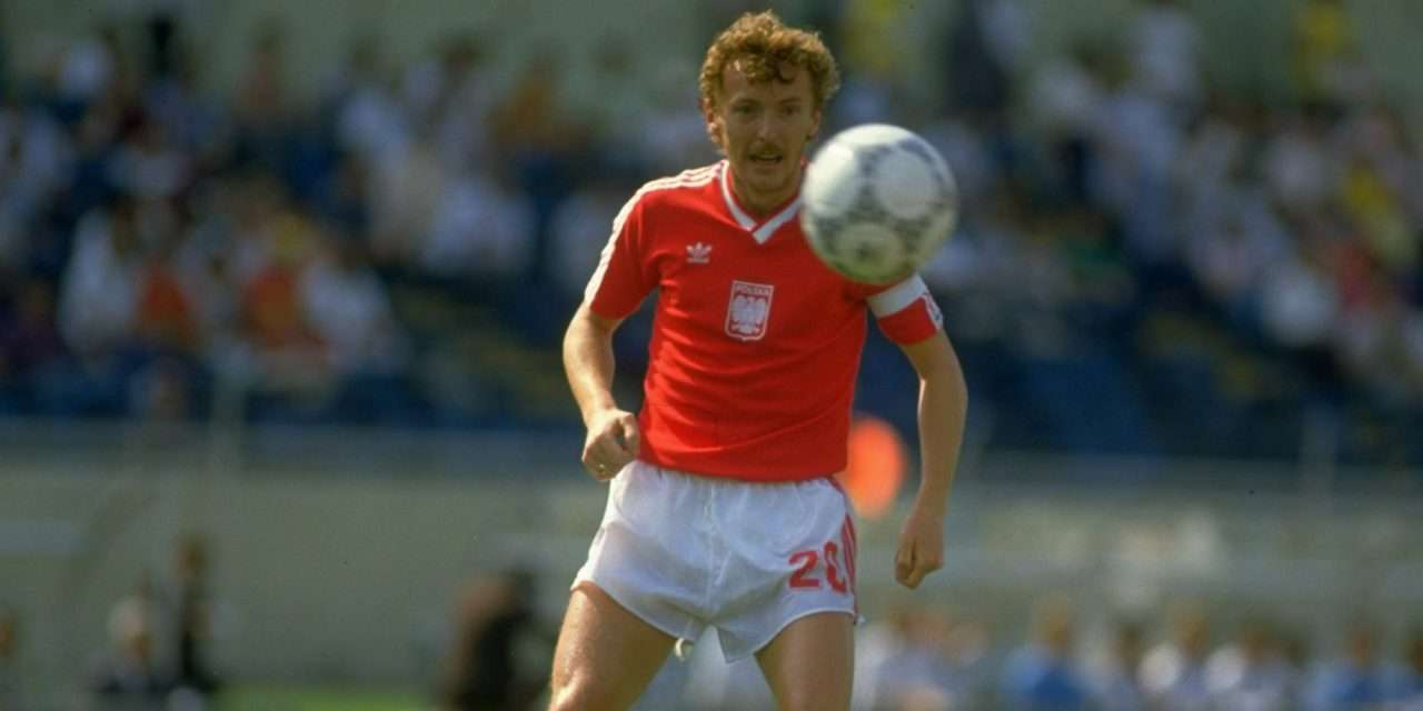 Boniek, 61 anos de vida ligada a três Mundiais pela Polónia, o último dos quais como capitão (1986)