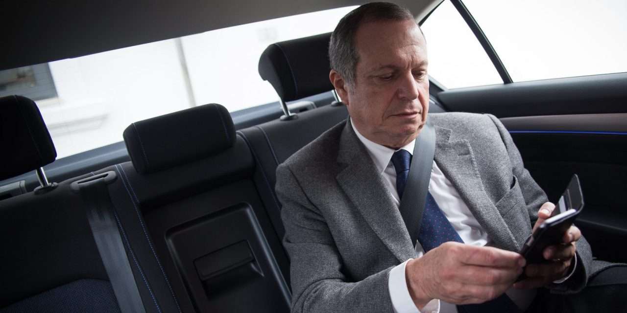 Carlos César deu uma entrevista ao Observador no carro, no trajeto entre Penacova e Coimbra, onde se realizam as jornadas parlamentares do PS (JOÃO PORFÍRIO/OBSERVADOR)