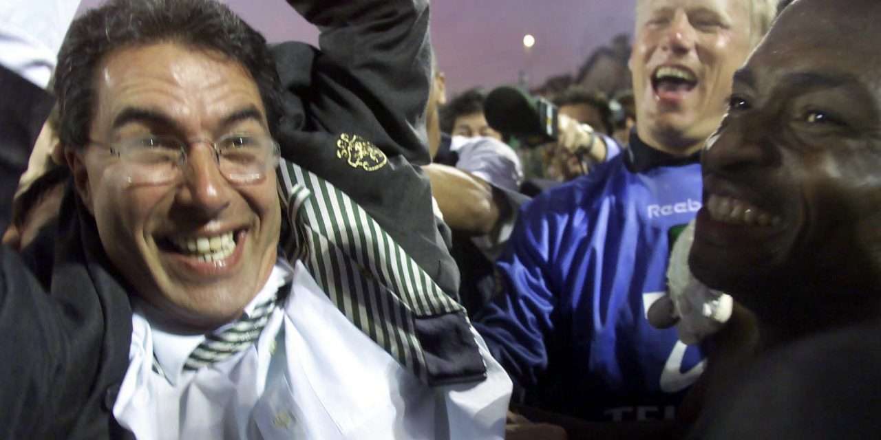 Inácio festeja o título de campeão do Sporting em 2000, acompanhado por Schmeichel