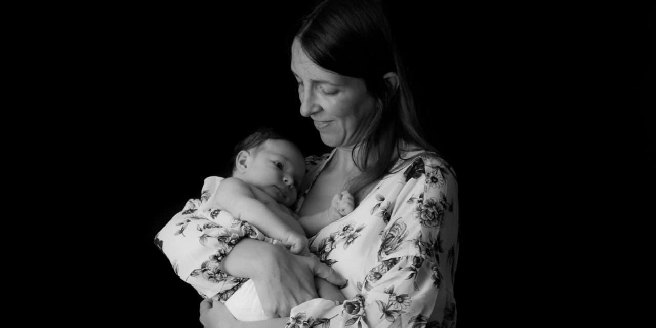 Ana Teresa Costa, 43 anos, com a filha Maria ao colo @Cristina Oliveira