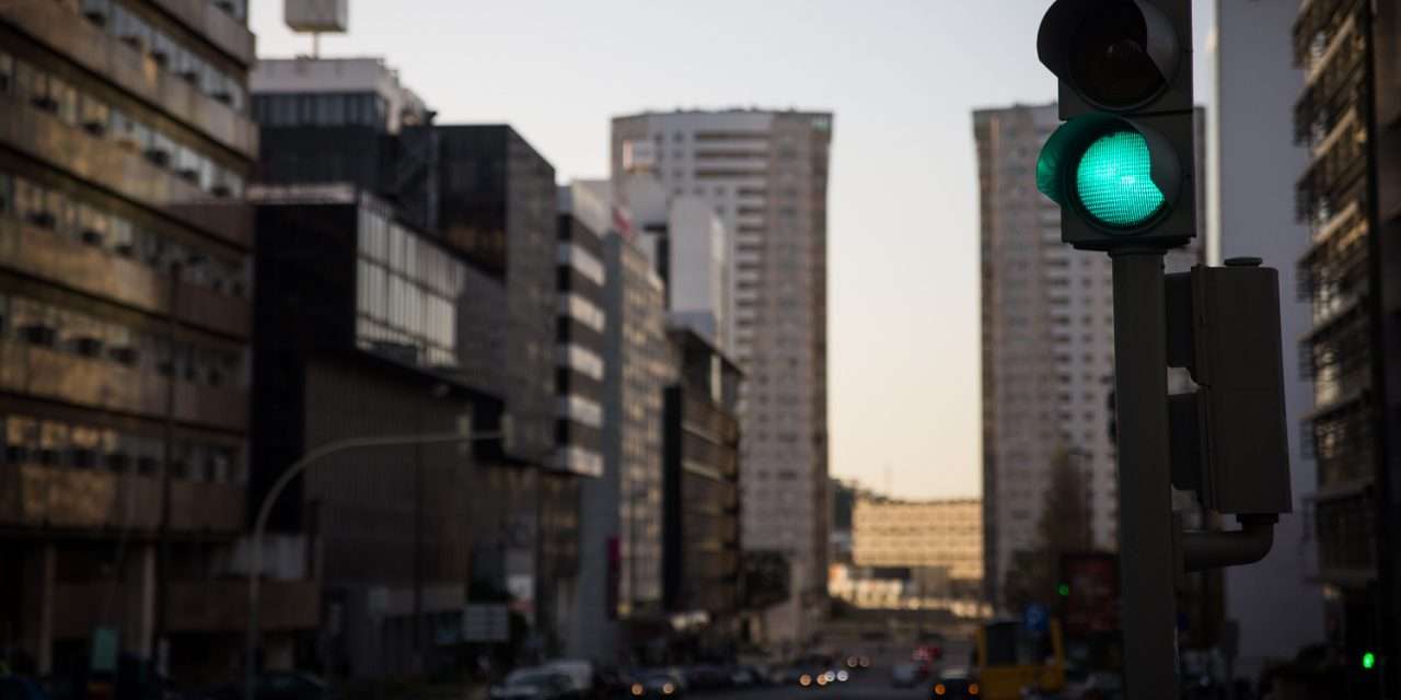 Reabriu a torneira do crédito. Quem não o tem, zanga-se. E alguns bancos dão créditos pessoais para ajudar na entrada