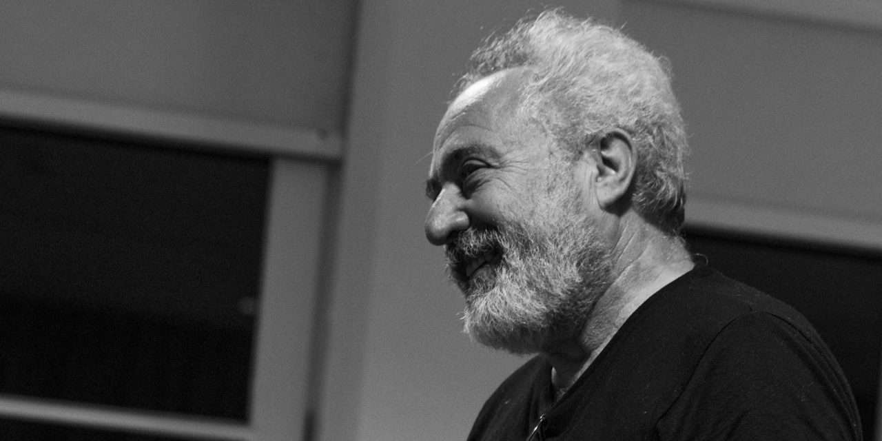 Poeta, dramaturgo, ficcionista e editor livresco que aposta em géneros mais marginalizados (como a poesia e teatro), Carlos Alberto Machado acaba de publicar o seu terceiro romance, "Puta de Filosofia"