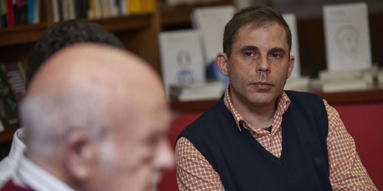 Na segunda parte do livro, Miguel Mealha Estrada (direita) entra no gabinete de António Coimbra de Matos (esquerda), um dos seus mestres de psicanálise, para uma conversa sem filtros