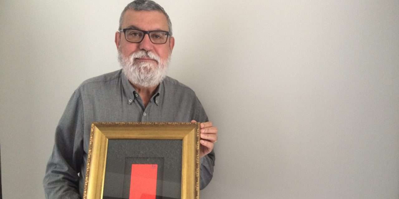 José Milhazes exibe o cartão vermelho oferecido por Ivanov, árbitro do Holanda-Portugal do Mundial-2006