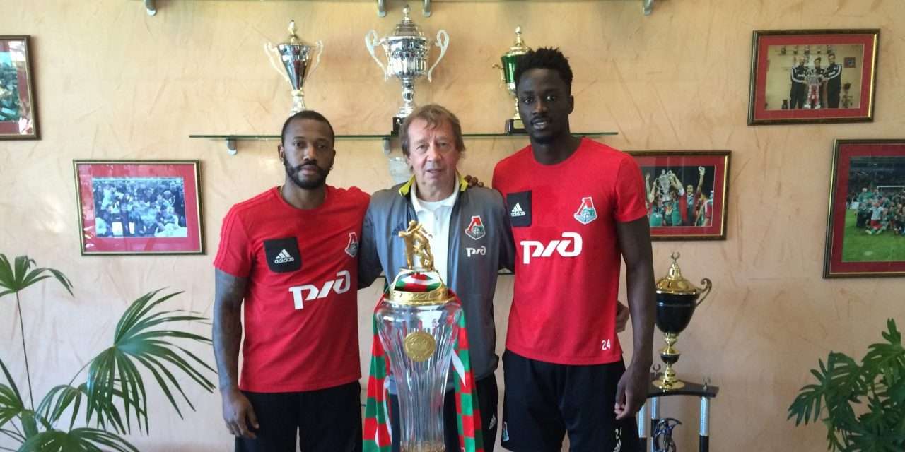 Yuri Semin acompanhado pelos portugueses Manuel Fernandes e Éder mais a taça de campeão russo em 2018