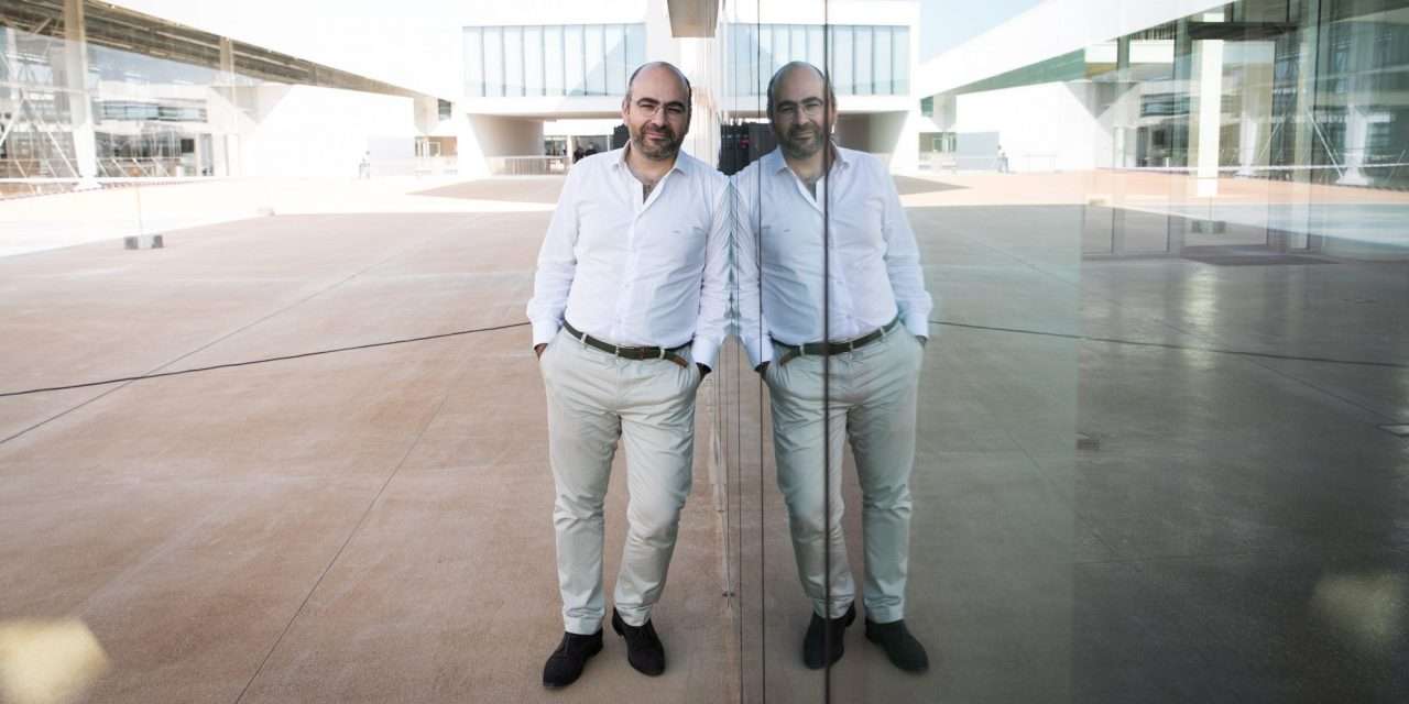 Miguel Pinto Luz fotografado na Nova SBE, em Carcavelos