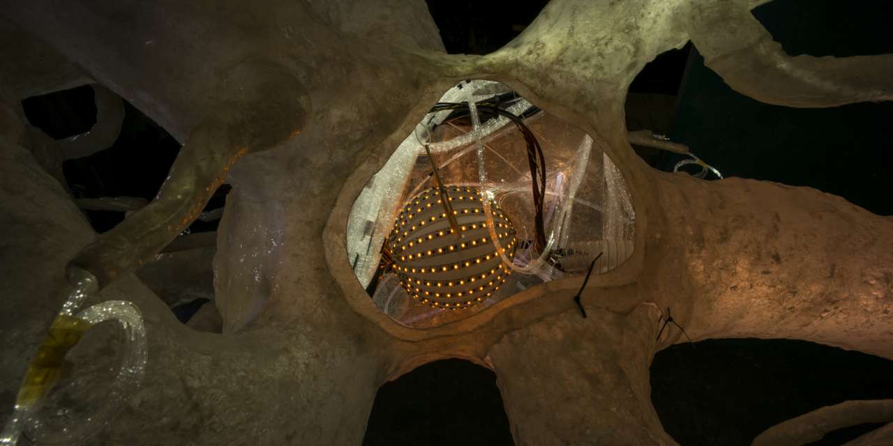 O centro da exposição é dominado por um neurónio de 12 metros que se ilumina em resposta aos movimentos dos visitantes