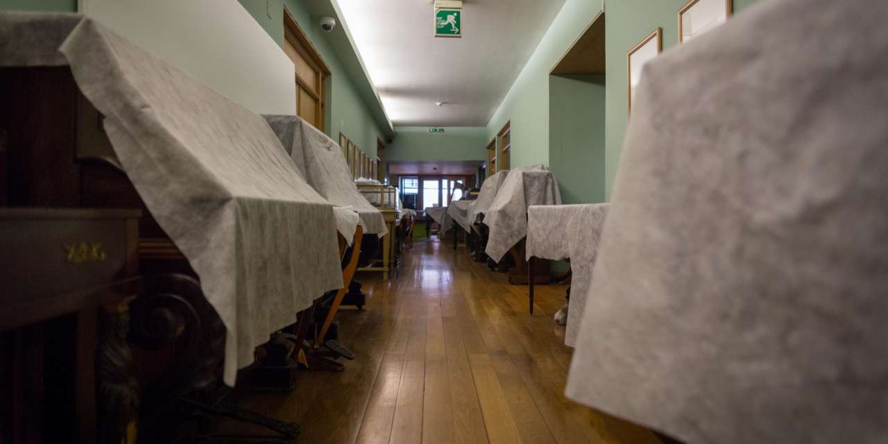 Corredor do secretariado onde existem instrumentos cobertos com material protetor