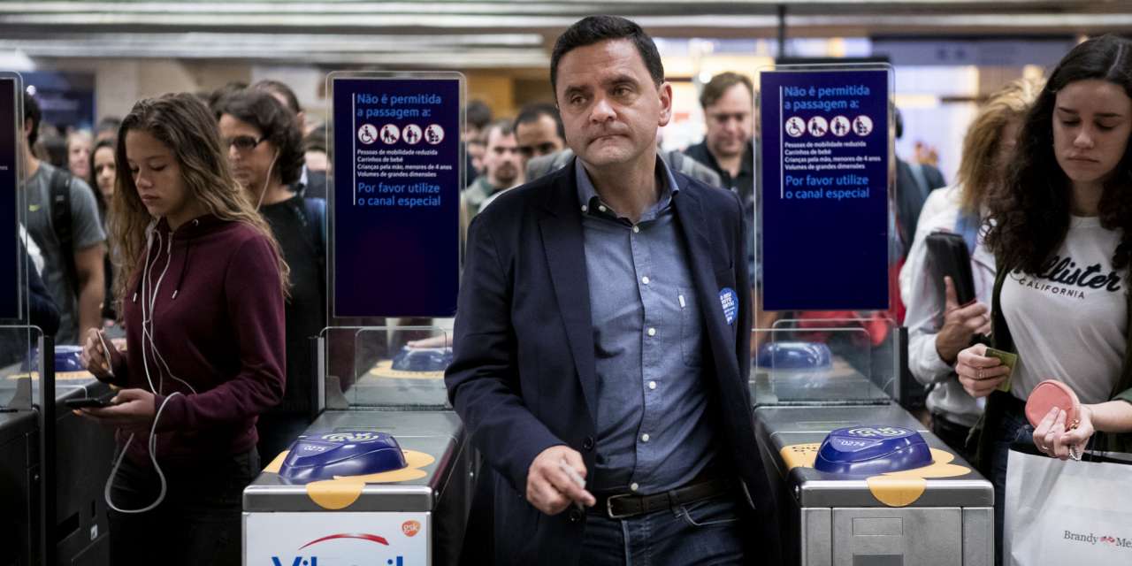 No Cais do Sodré, o candidato socialista quis marcar a medida do Governo de reduzir valor dos passes sociais