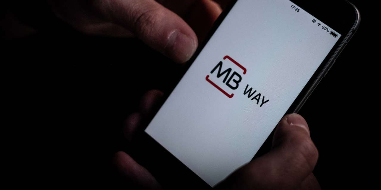 Mais dois bancos passam a cobrar (muito) pelo MB Way, um dos "camarõezinhos" que a banca deixou de dar à borla