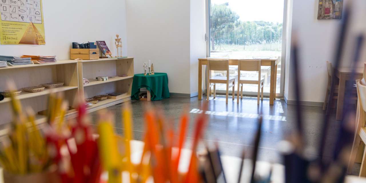 Na Quinta da Marinha, os alunos chegam a partir das 8h30. Como em qualquer escola montessoriana, há várias idades diferentes nas salas de aulas, e não há turmas ou anos de escolaridade tal como os conhecemos na escola pública portuguesa