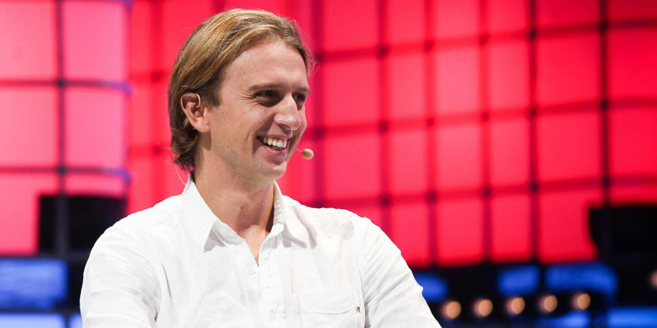 "Os bancos levam-vos o couro e o cabelo", diz fundador da Revolut, Nikolay Storonsky em entrevista ao Observador durante a Web Summit