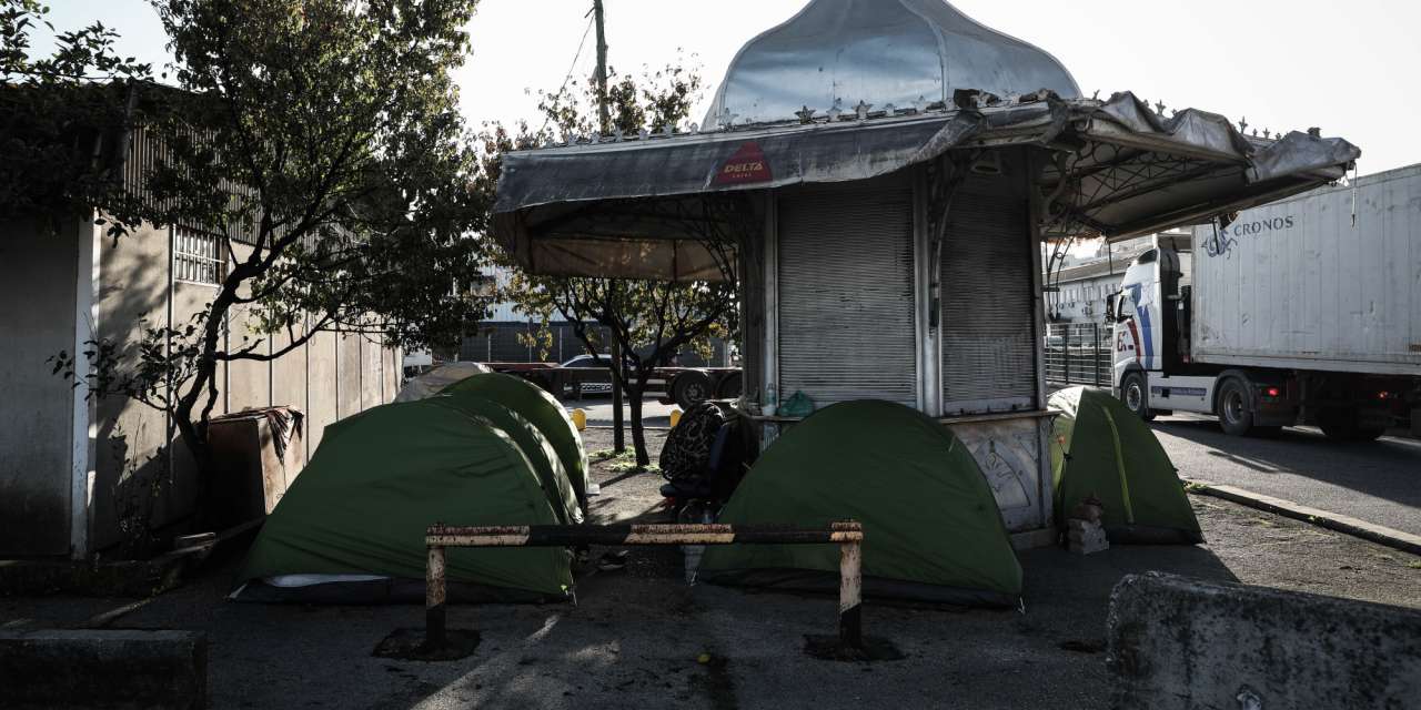 Em redor deste quiosque, junto ao Viaduto de Santa Apolónia, estão seis tendas. Numa delas, vivia a mãe do bebé abandonado
