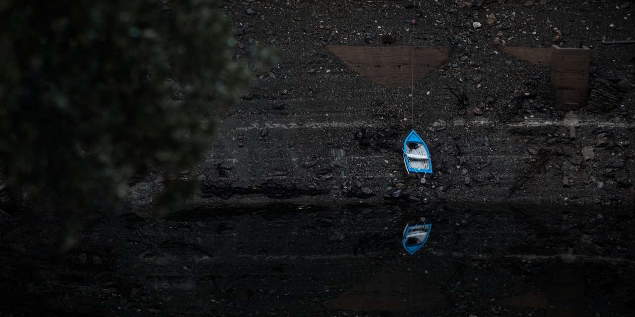 Dezenas de barcos de pesca ficaram pendurados nas margens do Tejo e do Pônsul depois do esvaziamento da barragem de Cedillo em setembro de 2019