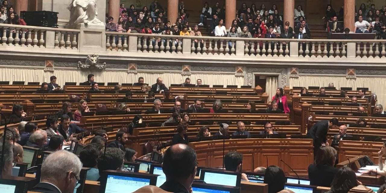 A maratona de votações do segundo dia durou 13 horas, até às 4h da manhã