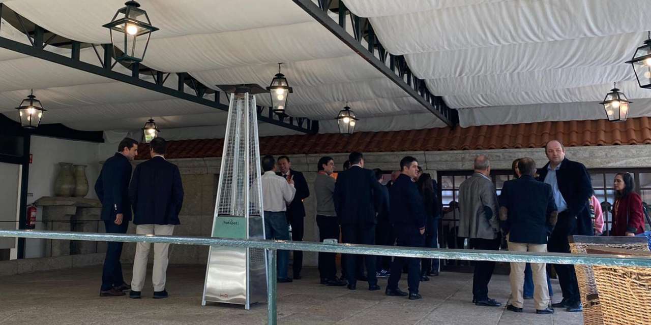 Os apoiantes eram recebidos à porta do restaurante, à hora de almoço deste sábado, por Luís Montenegro, Hugo Soares e Paulo Cunha