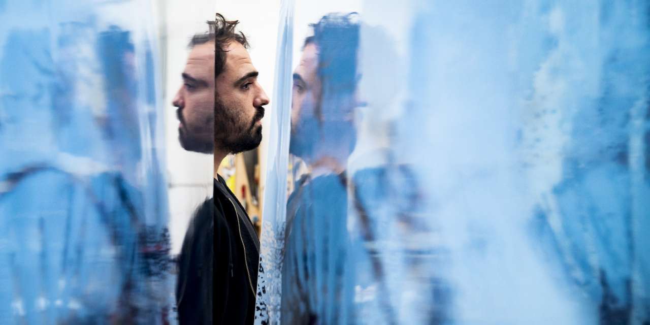 Alexandre Farto, a.k.a. Vhils, tem como referência e inspiração o misterioso street artist britânico Banksy