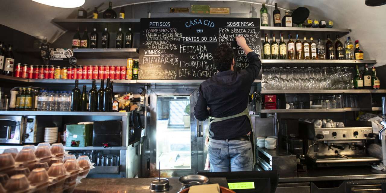 Borja Cid, bisneto do fundador da Casa Cid, escreve (ou escrevia) sempre, à mão, o menu do dia